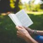 Kniha jako zdroj pohody a informací. Po kterých letos sáhnout?