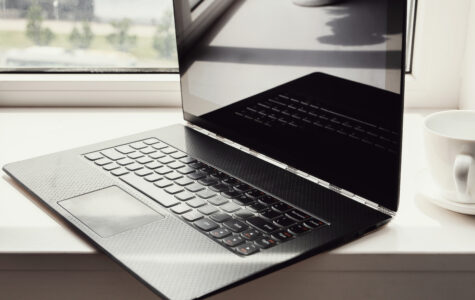 notebook na stole v kanceláři