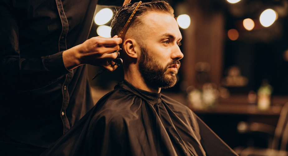 Jak si upravit účes bez návštěvy barbera?