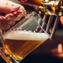 Proč pivo chutná z plechovky jinak než ze skla? Nejde jen o pocit, rozdíl má hned několik důvodů