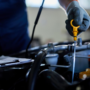 Proč motor bere víc oleje než dřív? Někdy nejde o závadu, jindy může přijít drahá oprava