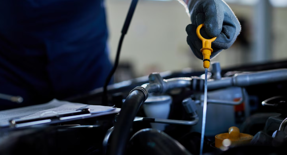 Proč motor bere víc oleje než dřív? Někdy nejde o závadu, jindy může přijít drahá oprava