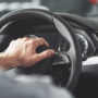 Co znamená, když auto při brzdění vibruje do volantu?