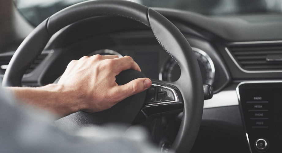 Co znamená, když auto při brzdění vibruje do volantu?